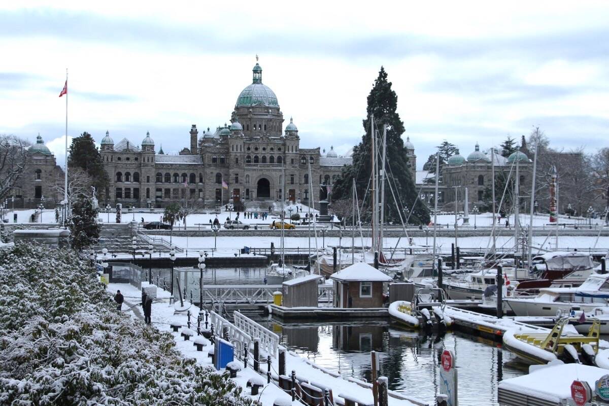 The Victoria Legislature building is decorated with a fine dusting of snow. (Tegwyn Hughes/News Staff)