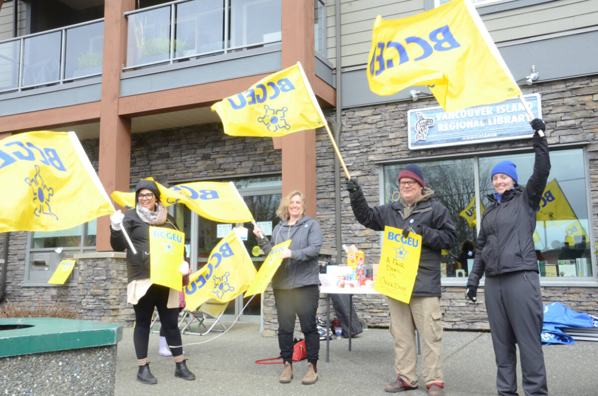 Job action!
Comox was one of the picket locations on March 18 for library workers. Photo by Mike Chouinard