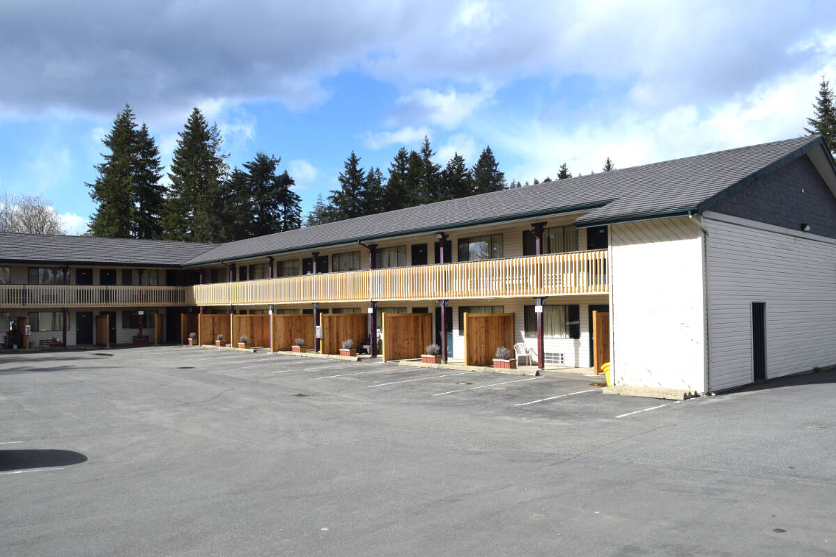 A former hotel at the corner of Island Highway and Park Road was the scene of a police shooting on Saturday, April 2, 2022. Ronan O’Doherty/ Campbell River Mirror