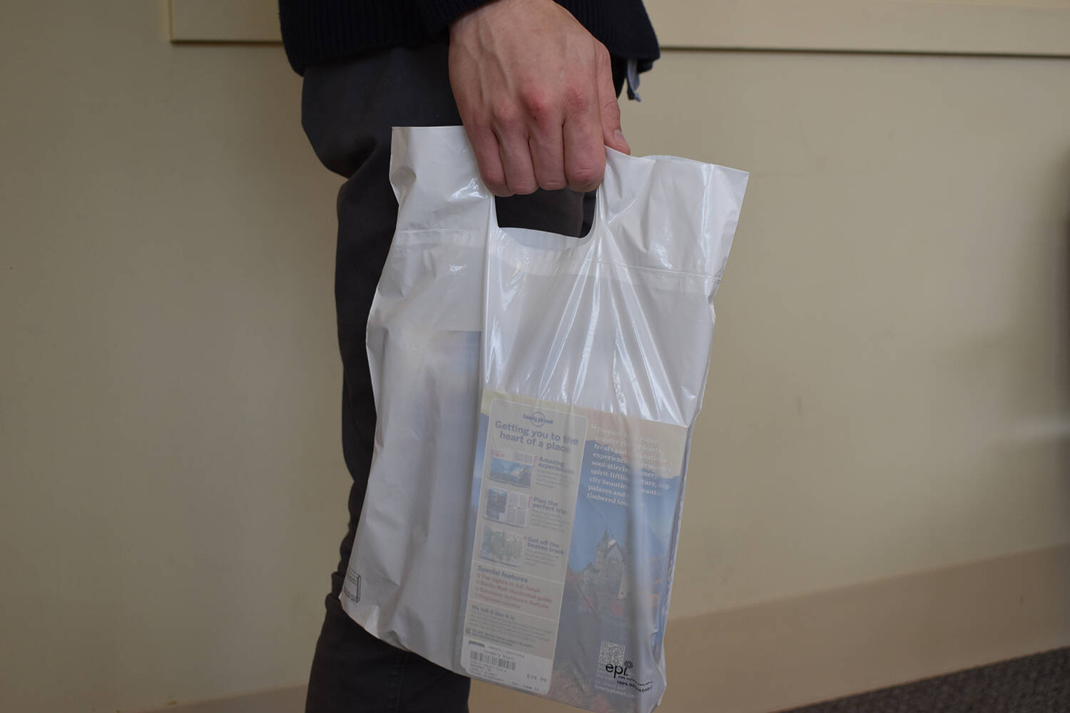 Pending adoption, Sidney will ban plastic checkout bags, plastic straws, plastic utensils (including stir sticks), and foam service ware starting Jan. 1, 2023. (Black Press Media file photo)