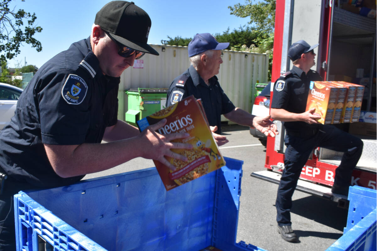 SERVING UP Breakfast
Spencer Barkley of the North Saanich Fire Department works with colleagues Chuck Hanan and Kurt Barner to unload 300 boxes of cereal and other in-demand breakfast items purchased with a $5,000 donation by CFAX Santas Anonymous Society to the Saanich Peninsula Lions Food Bank. See story on page A8. (Wolf Depner/News Staff)