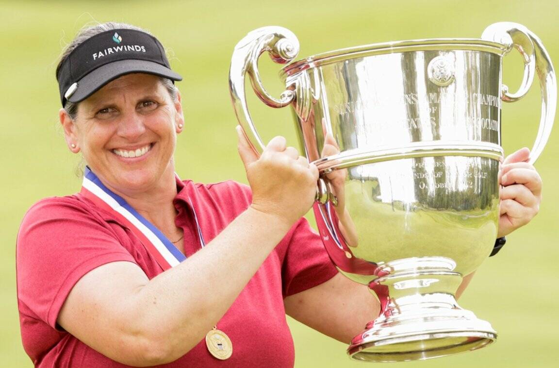 Shelly Stouffer lifts the trophy after the she won the US Senior Women’s Amateur Championships at Anchorage Golf Course in Alaska. (Steven Gibbons photo, USGA)