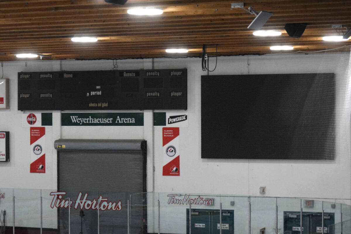 A big screen has been installed by the Alberni Valley Bulldogs at Weyerhaeuser Arena in the Alberni Valley Multiplex. (ELENA RARDON / ALBERNI VALLEY NEWS)