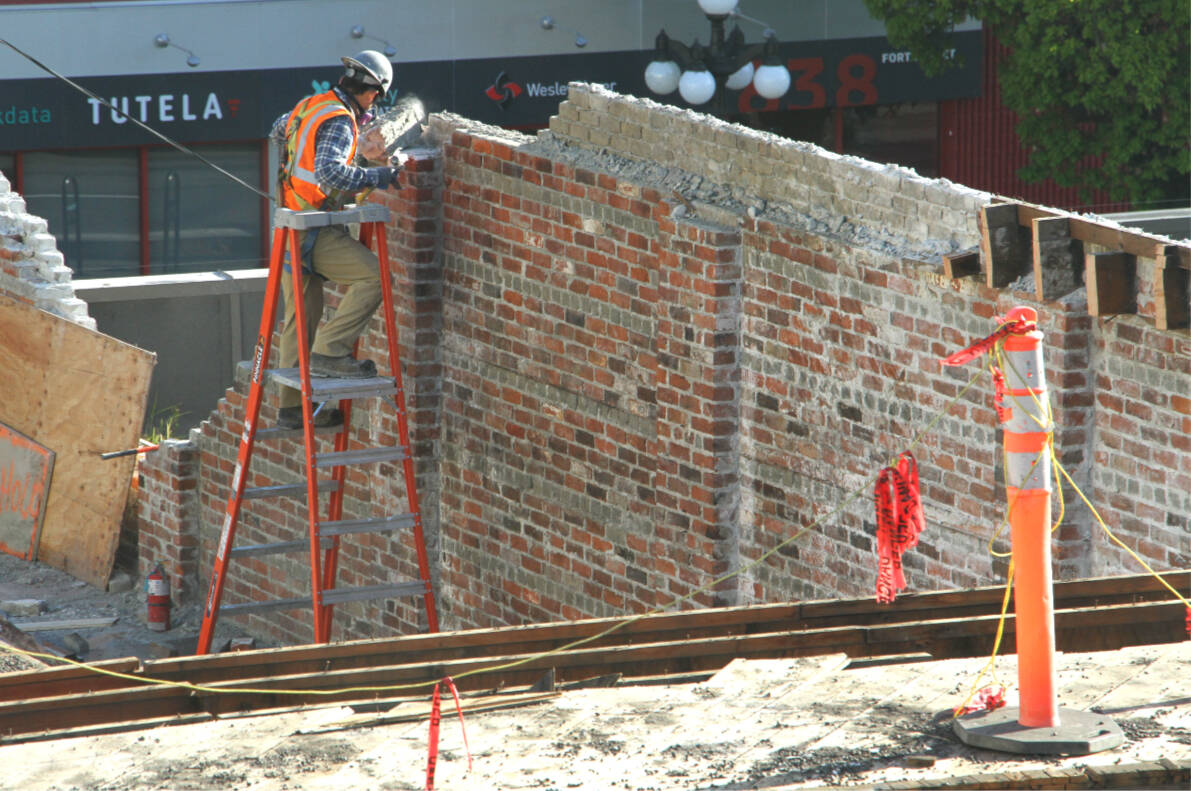 Unbuilders removes the brick walls of a building on Fort Street in Victoria. (Katherine Engqvist/News Staff)