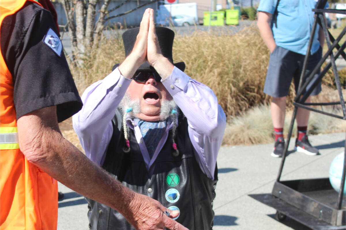 Doug Prentice at an Extinction Rebellion protest Sept. 10, asking big banks to divest from investment in fossil fuel expansion and move to a greener, cleaner business model. (Karl Yu/News Bulletin)