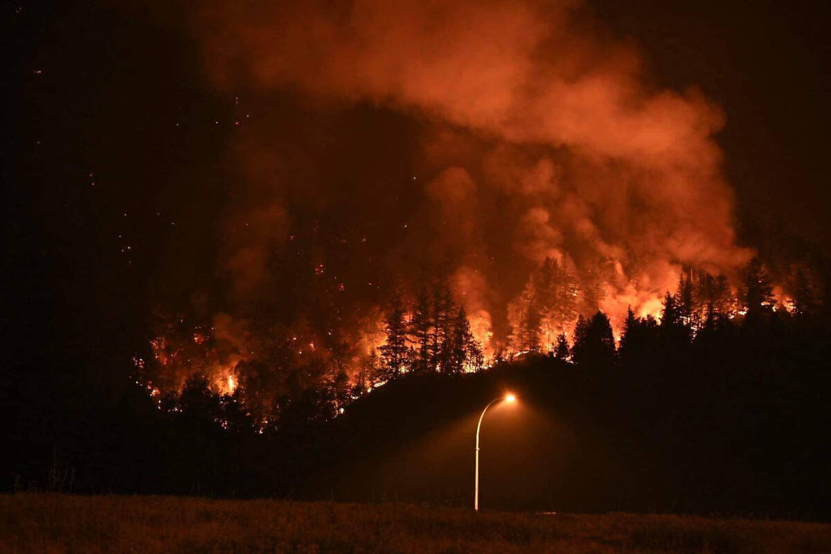 Flood Falls Trail wildfire is estimated to be 520 hectares and continues to grow (Samuel St-laurent/Facebook)