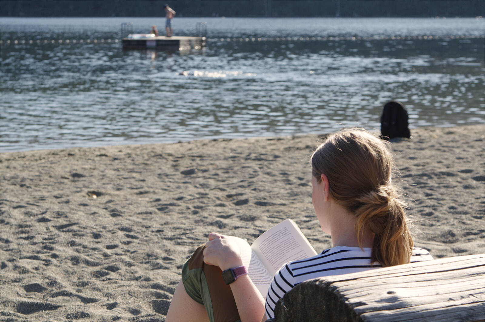 Luisa Weiskopf, visiting from Germany, takes advantage of a warm afternoon to sit in the sun and enjoy a book at Nanaimo’s Westwood Lake Park Thursday, Sept. 29. (Chris Bush/ News Bulletin)