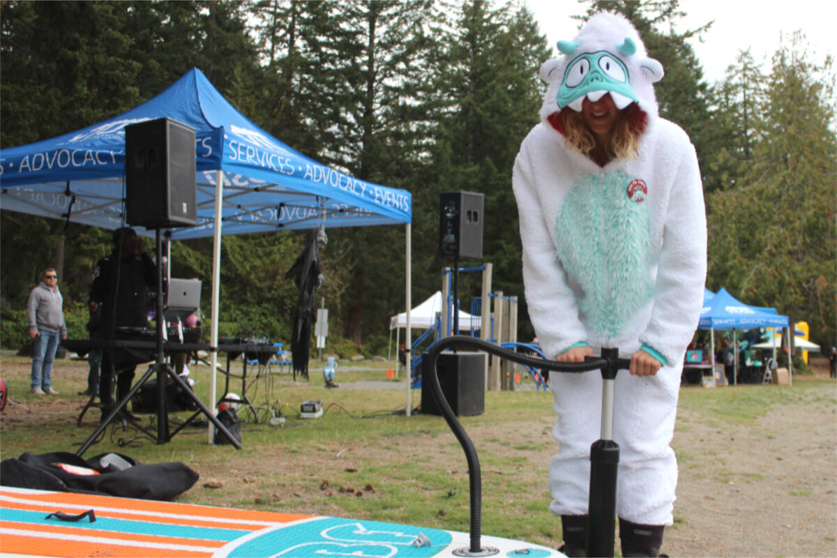 Adrianna Golinsky, preps to set out across Westwood Lake. (Karl Yu/News Bulletin)