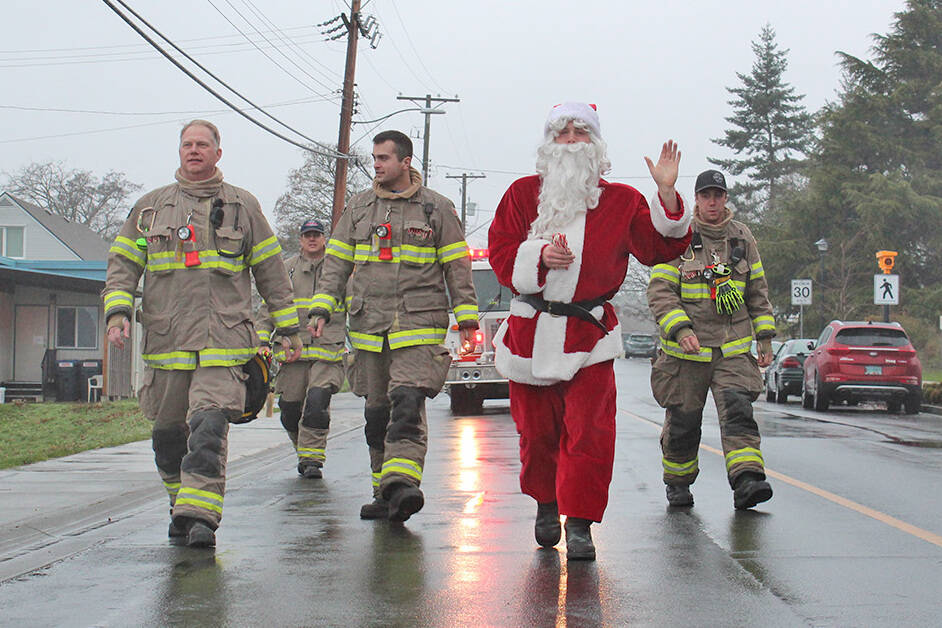 Santa Claus and Colwood Fire Rescue travelled through neighbourhoods as part of the annual Santa Go Round in 2017. (Black Press Media file photo)