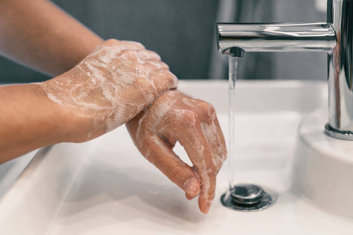 A Sicamous, B.C. nurse has agreed to a one-year suspension after the regulatory college found he wasn’t following proper hygiene procedures. (Shutterstock photo)