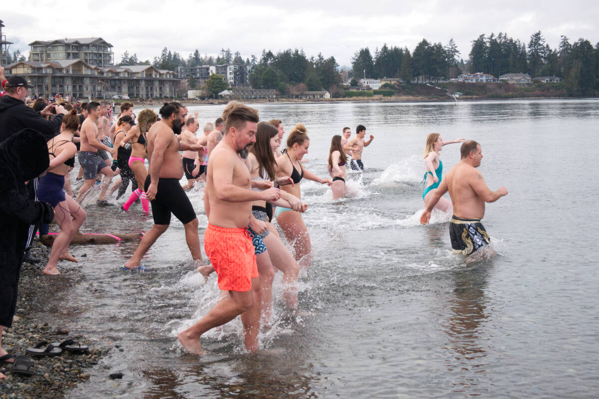 The 2023 Polar Bear Splash saw a good turnout at Parksville Beach on Jan. 1. (Kevin Forsyth photo)