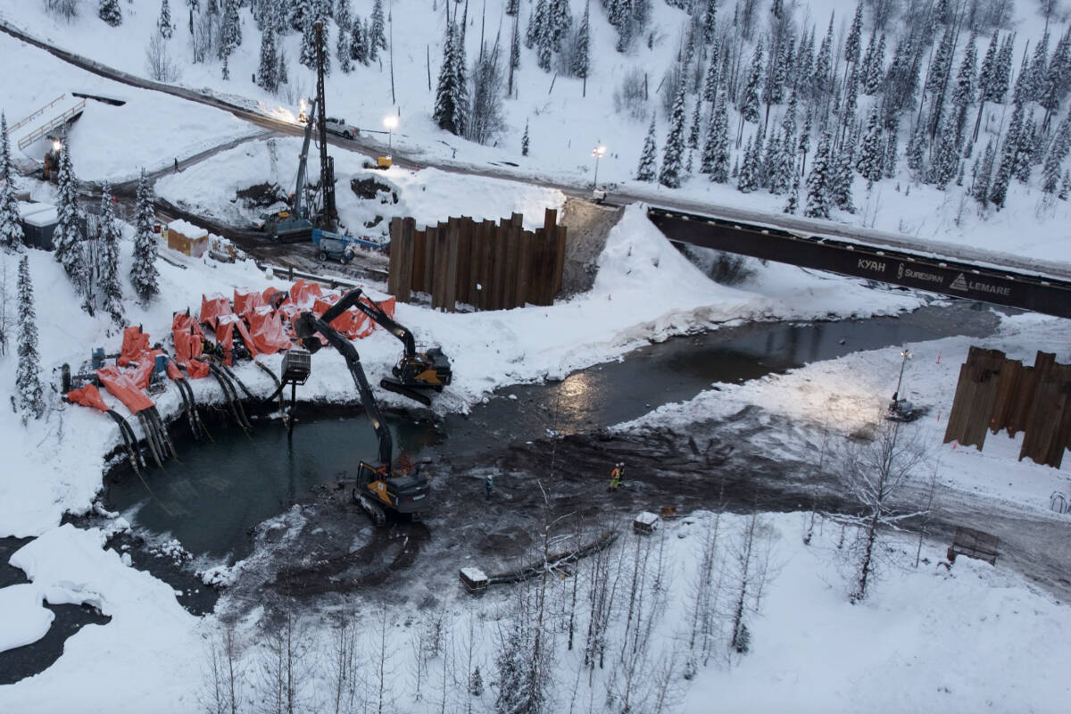 Heavy equipment at work at Coastal GasLink pipeline crossing at the Lho Kwa (Clore River) in northwestern B.C. (David Suzuki Foundation photo)