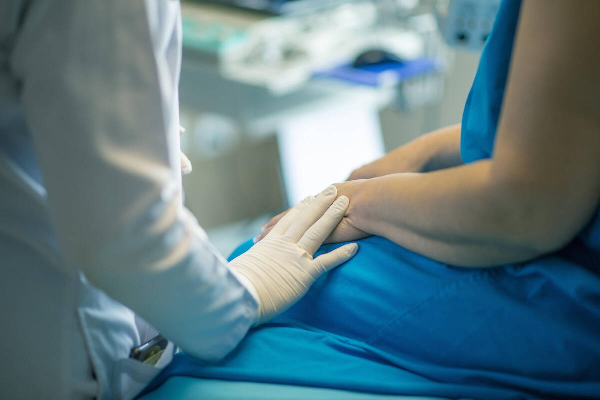 A doctor speaks with a patient. (Pixabay stock photo)