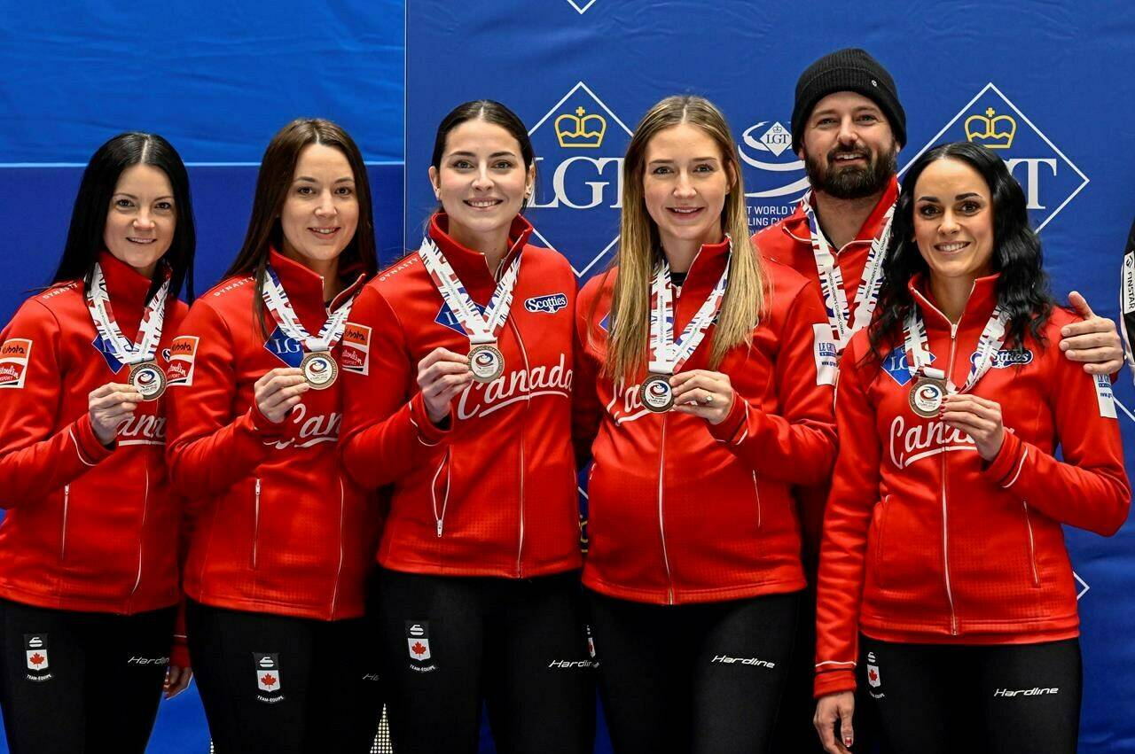 Bronze medalists, Canadian Kerri Einarson, Val Sweeting, Shannon Birchard, Briane Harris and Krysten Karwacki show their medals after the LGT World Women’s Curling Championship at Goransson Arena in Sandviken, Sweden, Sunday, March 26, 2023. Canada defeated Sweden 8-5. THE CANADIAN PRESS/AP-TT, Jonas Ekstromer
