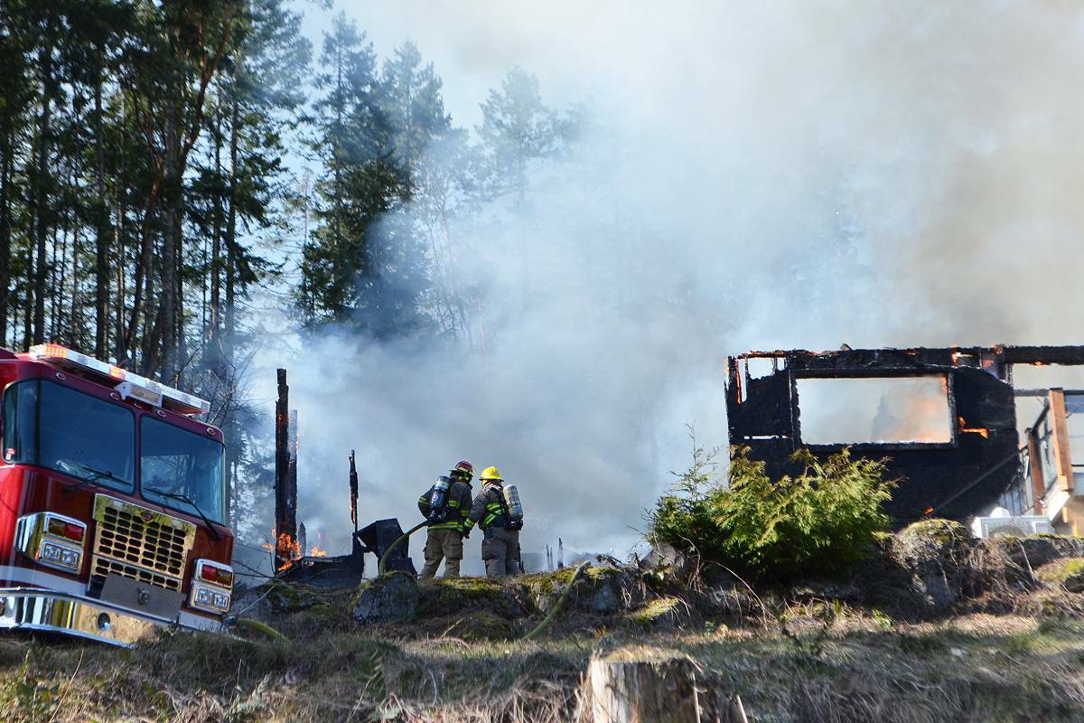 Firefighters battle a blaze on Muzwell Hill in the Extension area at approximately 11 a.m. March 28. (Mandy Moraes/News Bulletin)