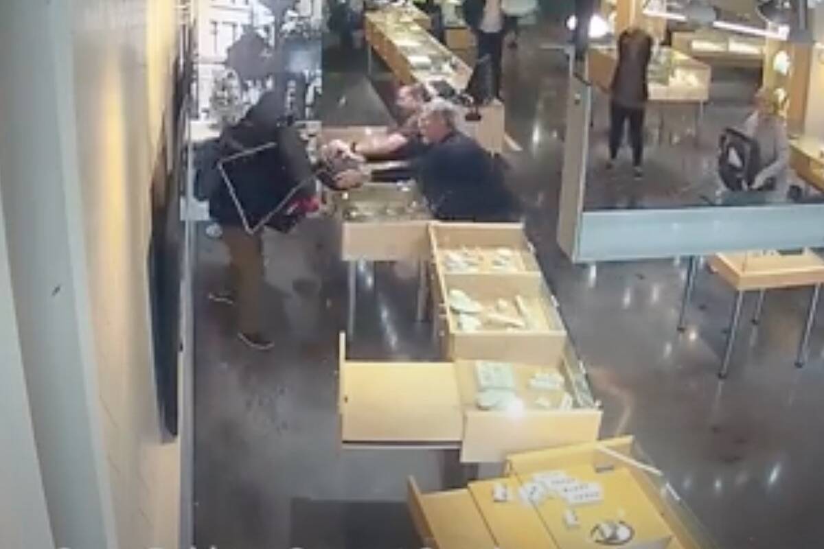Staff members try to stop a suspect from smashing glass displays with a hammer at a Victoria jewelry store on April 15. Police on April 26 said they arrested a man suspected to be the one involved in the incident. (Courtesy of VicPD/YouTube)