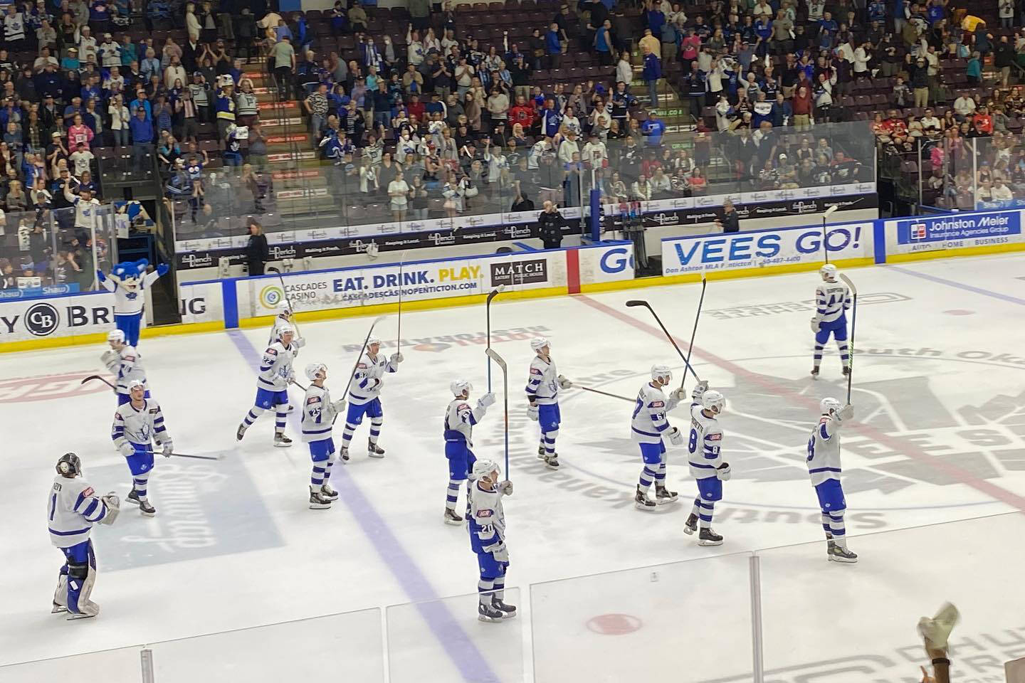 Penticton Vees raise their sticks to the fans after beating the Alberni Valley Bulldogs 4-3 on Saturday night. (Logan Lockhart Western News)