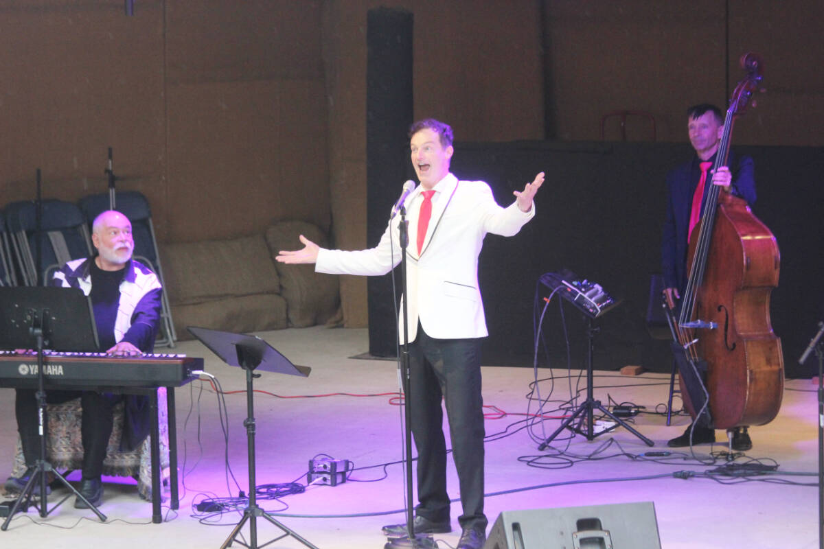 Ken Lavigne belts out a tune while even his keyboardist Robert Holliston looks on in amazement. (Photo by Don Bodger)