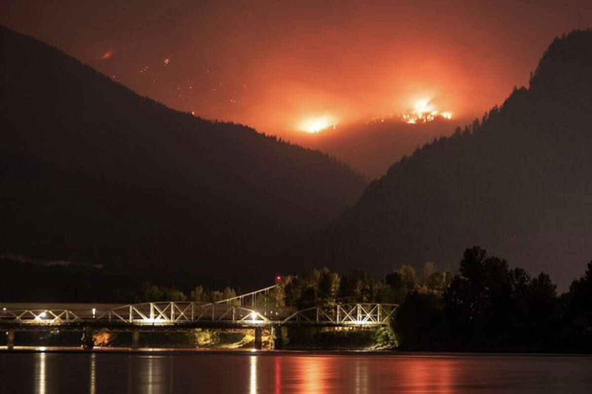 Fire captured from Revelstoke. (@williameatonphotos/Instagram)