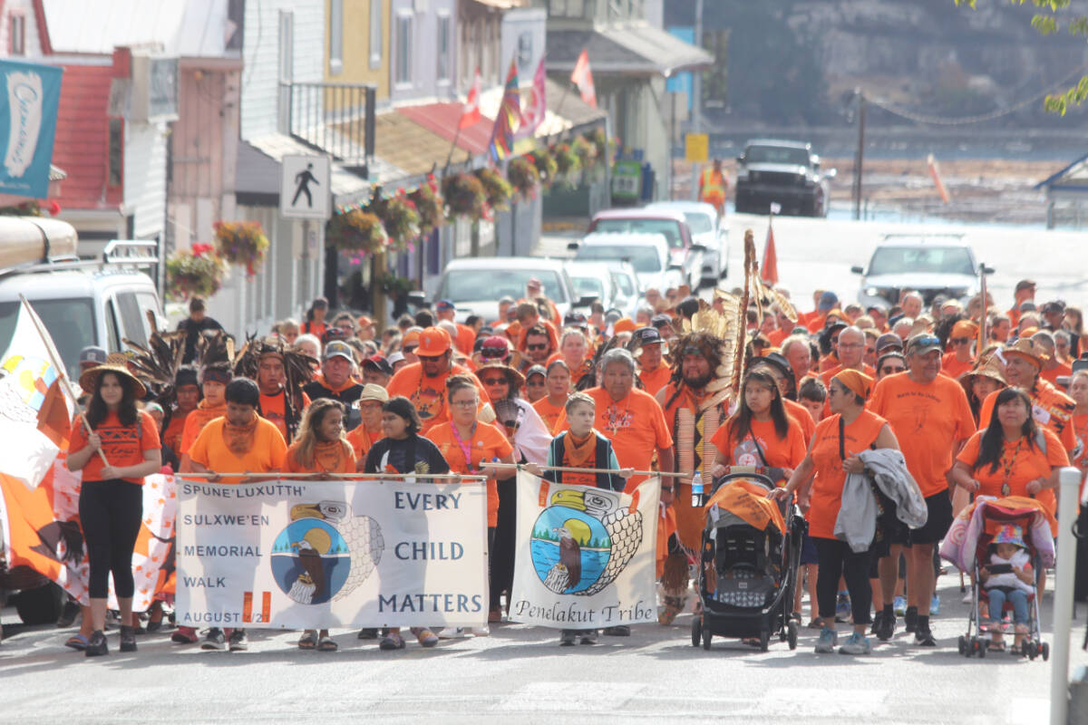 Marchers commence up Oak Street toward downtown Chemainus. (Photo by Don Bodger)