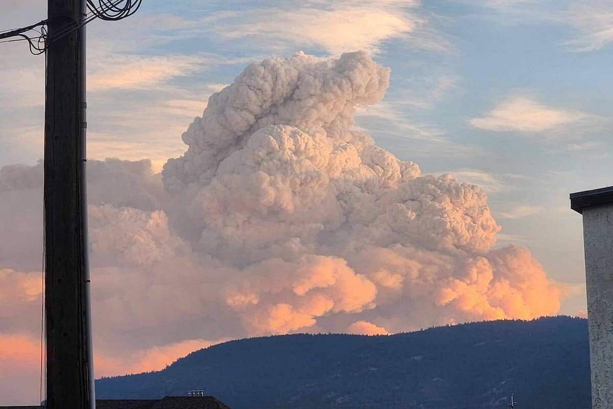 The Crater Creek fire ballooned and merged with the Gillianders Creek fire on Tuesday, sending up a plume of smoke so big it could be seen into Kelowna. (Mandi Stewart)