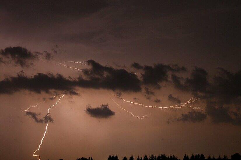 FILE – Lightning strikes late in the evening on Thursday Aug. 23, 2007. (Dave Chidley/The Canadian Press)