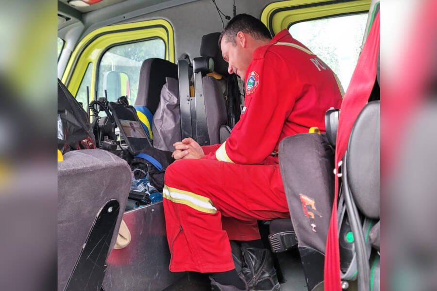 Popkum Fire Chief Walter Roos is sworn in as a new Canadian citizen in his fire truck on the way to fight fires in West Kelowna on Tuesday, Aug. 22. (Photo/Popkum Fire Department)