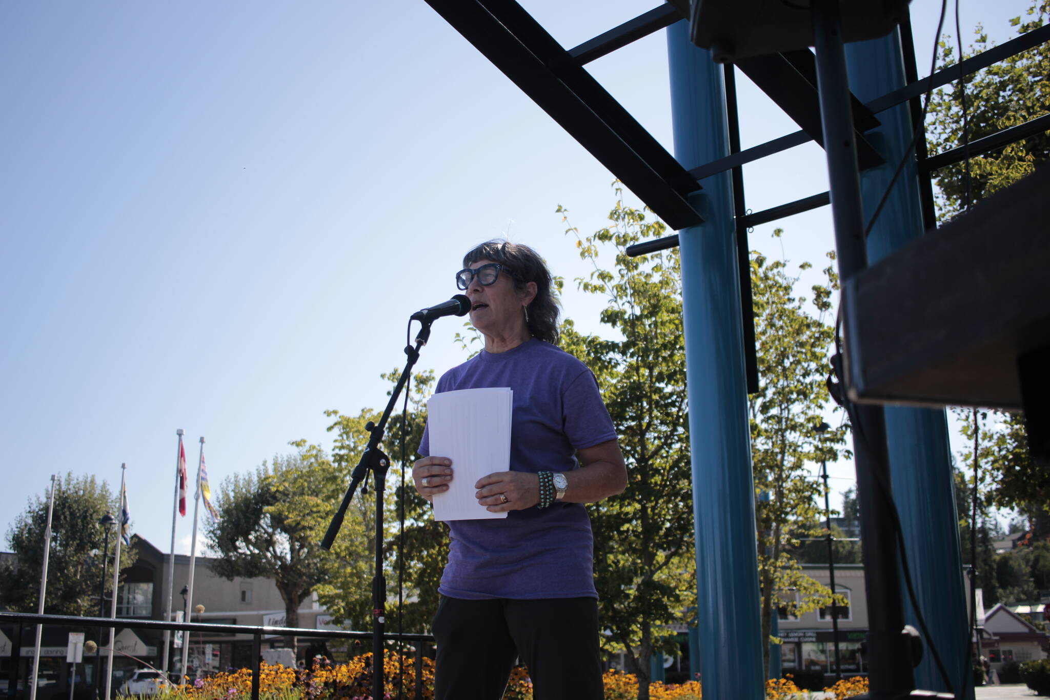 Heather Gordon Murphy speaks about the art project she spearheaded for this year’s event. Photo by Marc Kitteringham/Campbell River Mirror