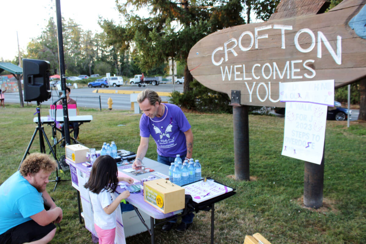 Chadd Cawson greets young Anna Park at the start of the event in Crofton. (Photo by Don Bodger)