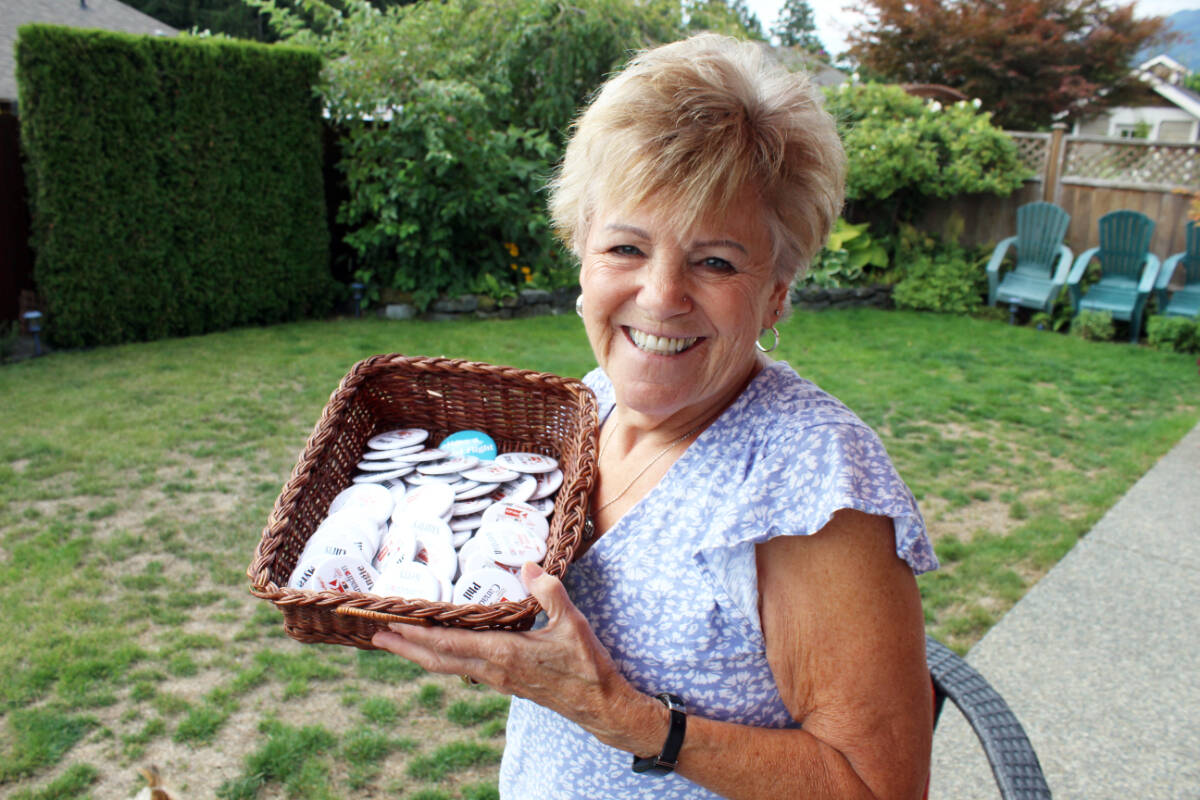 Marlie Kelsey with the basket of name badges for the CP/Canadian Airlines reunion. (Photo by Don Bodger)