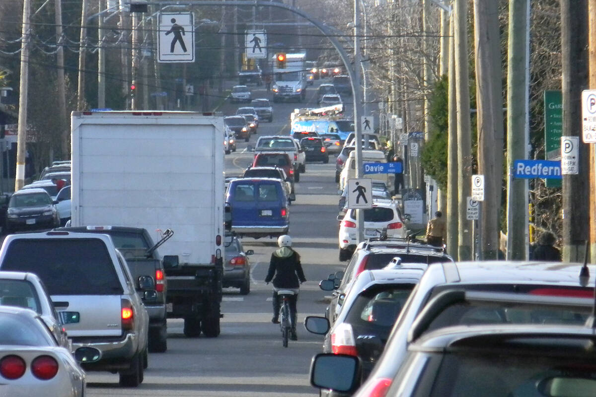 A cyclist navigates the shoulder in traffic along Oak Bay Avenue in Victoria. Road vehicles were once again the Capital Region’s greatest emitter in 2022. (Black Press Media file photo)