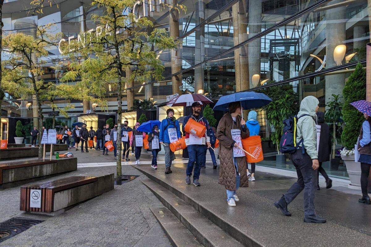 Members of the Teaching Support Staff Union (TSSU) at Simon Fraser University walked the picket line at the Surrey campus Thursday. (Photo: @TSSU/ Twitter)