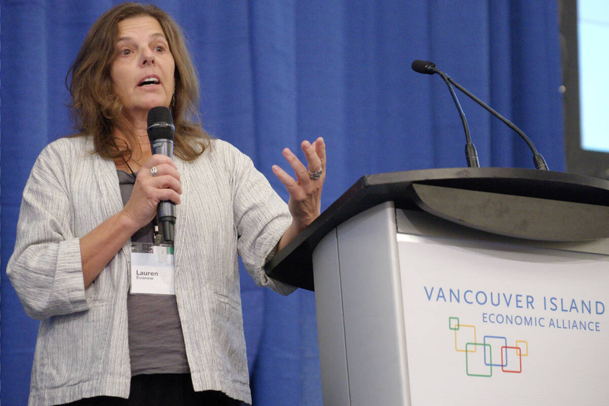 Lauren Evanow talks about her work with artificial intelligence technology and recommends people learn, use and understand the technology to reap its benefits during a talk at the State of the Island Economic Summit. (Chris Bush/ News Bulletin)