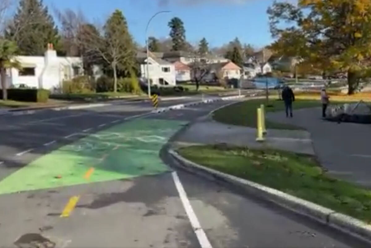 Saanich has a new bike lane along the Gorge Road area. (Screengrab/@Brantastic5)